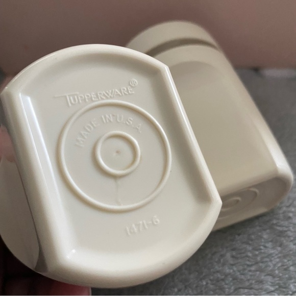 Tupperware Salt Pepper Shakers - Picture 4 of 4